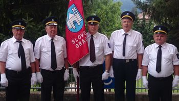 Praporščaki Društva invalidov Slovenj Gradec z novim društvenim praporom 