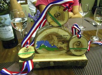 Dobrodošli v unikatni popravljalnici oblačil v Vojniku