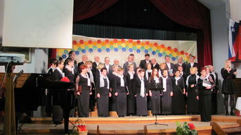 Koncert mešanega pevskega zbora Zvon z gosti
