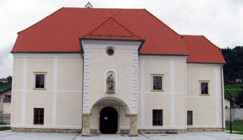 Povabilo na grajsko dvorišče v Oplotnico