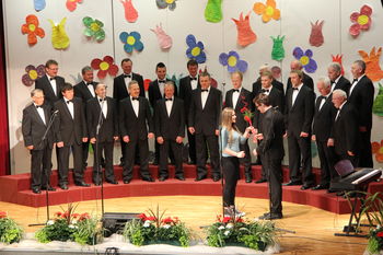 Revija pevskih zborov občin Vojnik, Dobrna  in  »Nič o politiki …«