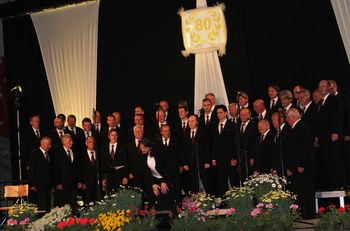 Moški zbor, kapo dol!