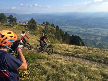 Britanski novinar James McKnight kolesaril po Vipavski dolini