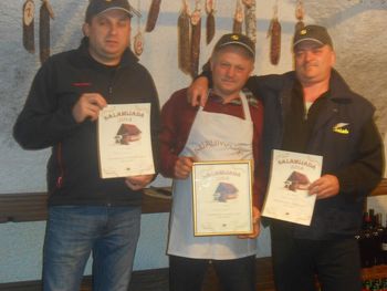 Tudi letos sta Darja in Andrej Gutnik pripravila salamijado