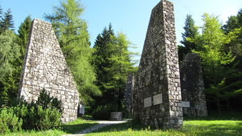 Ob 70. letnici konca druge svetovne vojne položitev venca k spomeniku pri taborišču Ljubelj