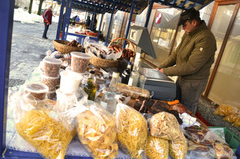 Tudi naši občani na vrhniški tržnici