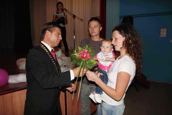 Sprejem novorojenčkov in njihovih mamic ter očetov pri županu Darku Frasu