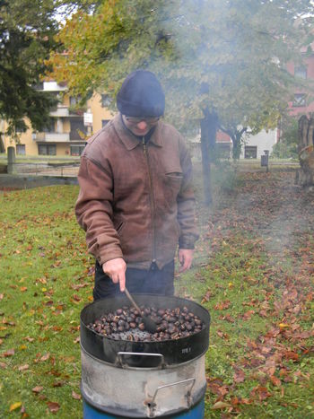 Pečenje kostanja za obiskovalce