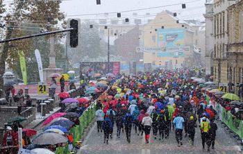 Kljub snegu v nedeljo 12 tisoč tekačev