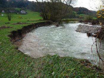 V tednu dni zaradi poplav večkrat zaprta regionalna cesta Dobrova – Polhov Gradec