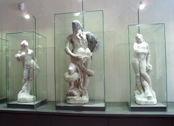 Vrnitev originalnih kipov z Neptunovega vodnjaka