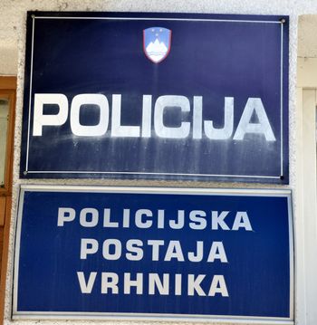 Policisti s stingerjem nad pobeglega voznika