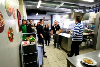 Udeleženci S kuharske akademYe v kuhinji Dame