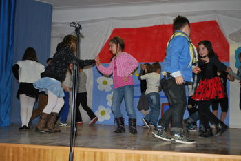 Pikapolonica Alja pleše s tretješolci ---
