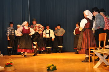 S polhograjskimi folkloristi na vel'k pondel'k 