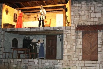 Muljava - letno gledališče z Gradom Rojinje