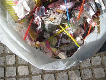 Od slamic do vsebine pepelnika vse v eni vrečki poleg zabojnika. (foto: Arhiv JP Snaga)