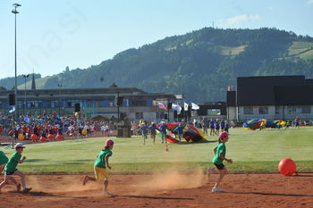 Športniki v gibanju: teki, meti, skoki