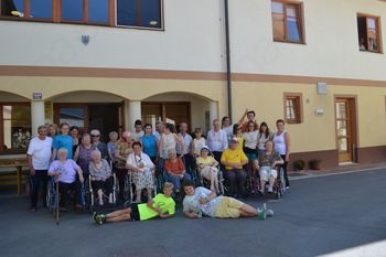 Stanovalci in otroci s prostovoljci Oratorija na sprehodu po Vranskem