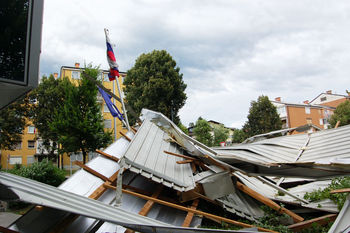 Občina  ostala brez strehe