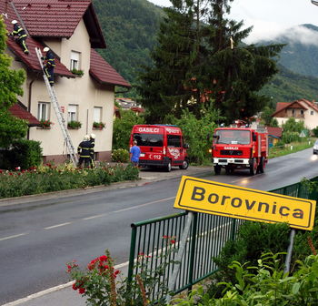 Razkrivalo je strehe in lomilo drevje