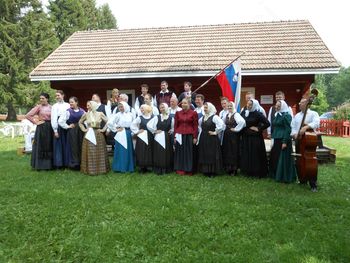 Zapleši s Folklorno skupino Emona