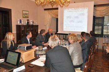 Načrtovane poteze vlade negativne za občine, odmaknjene od državnega središča