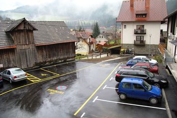 Parkirišče za samopostrežno trgovino dobilo asfaltno prevleko