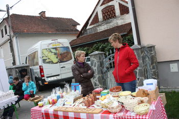 Vaški posebneži in kupci barantali s sejmarji od blizu in daleč