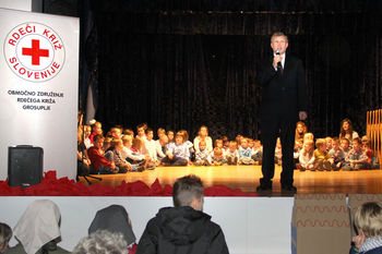 Vse navzoče je pozdravil predsednik Območne organizacije Rdečega križa Grosuplje. G. Franc Horvat.