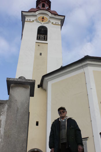 Peter Vidmar ob svoji rojstni cerkvi v Škocjanu