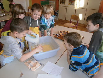 TUDI V VRTCU JE DIŠALO PO PIŠKOTIH