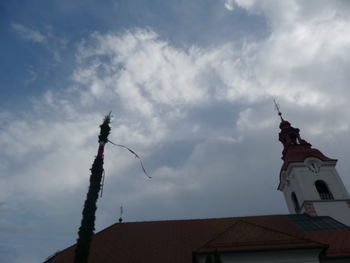 Veličastna butara pred cerkvijo v Šentvidu Veličastna butara pred cerkvijo v Šentvidu