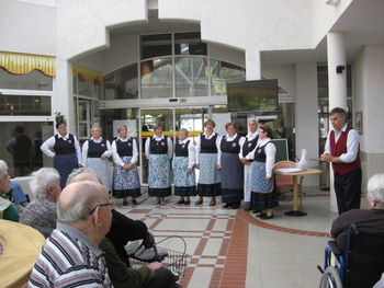Ljudske pevke in godci iz Polšnika gostovali na Izlakah
