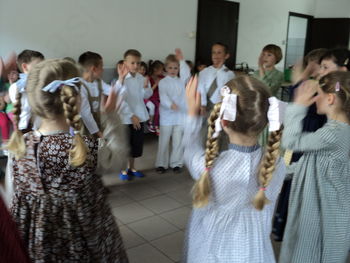 učenci II. Osnovne šole, podružnica Pameče – folklora pod vodstvom NAGLIČ Nataše