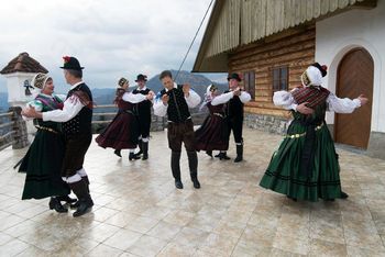 Polhograjski folkloristi v oddaji Je bella cesta