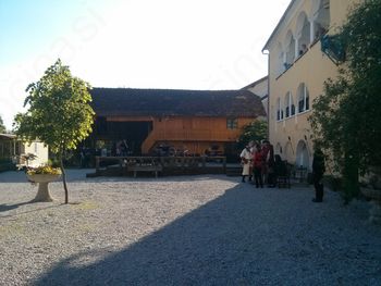Starodobniki na dvorišču pred domačijo.
