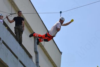 Gasilci s puškami, reševalci pa med kačami