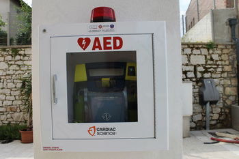 AVTOMATSKI EKSTERNI DEFIBRILATOR (AED) JE NOVA  PRIDOBITEV V MIRNU