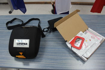 AVTOMATSKI ZUNANJI DEFIBRILATOR - AED