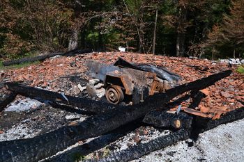 Koča Jerinovec požgana do tal