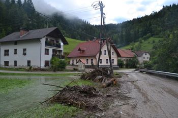 Voda ponovno prestopila bregove