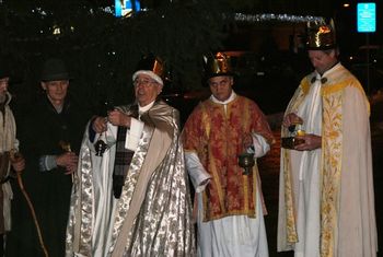 Koledniki s pesmijo od hiše do hiše Koledniki s pesmijo od hiše do hiše