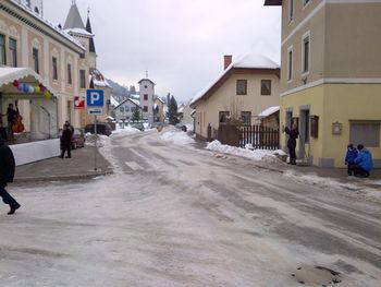 Žalostna podoba trga Vransko ob slovenskem kulturnem prazniku