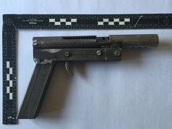 18-letnik sam izdelal pištoli
