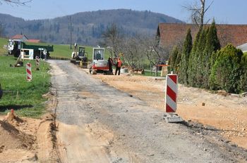 Dela na cesti Veliko Mlačevo-Žalna v polnem teku