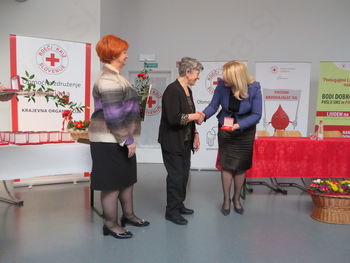 Dobitnica zlatega priznanja Rdečega križa