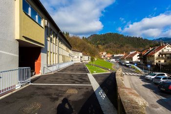 V TRŽIČU DOBREGA ZDRAVSTVENEGA DOMA Z DEŽURNO SLUŽBO NE DAMO