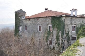 Rešimo dvorec Lože pri Vipavi