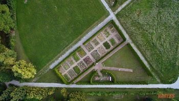 Zeliščni vrtovi ob Dvorcu Trebnik cvetijo